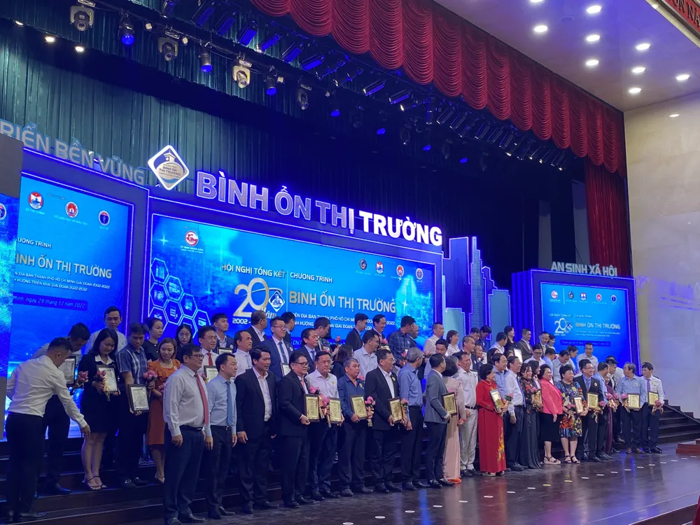 Đại diện Cty Pymepharco – Stada Group nhận kỷ niệm chương của chương trình do lãnh đạo UBND TPHCM trao tặng Đại diện Cty Pymepharco – Stada Group nhận kỷ niệm chương của chương trình do lãnh đạo UBND TPHCM trao tặng