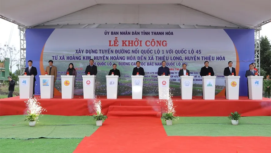 Các đại biểu tham dự lễ khởi công xây dựng tuyến đường nối Quốc lộ 1A với Quốc lộ 45, từ xã Hoằng Kim (Hoằng Hóa) đến xã Thiệu Long, huyện Thiệu Hóa, tỉnh Thanh Hóa.