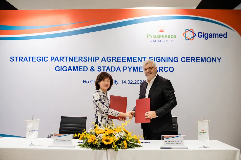 Ông Christos Gallis, Phó Chủ tịch tập đoàn Stada, Tổng Giám đốc điều hành Pymepharco – Stada Group cùng bà Trần Bảo Lâm, Giám đốc Gigamed tại buổi ký kết hợp tác chiến lược