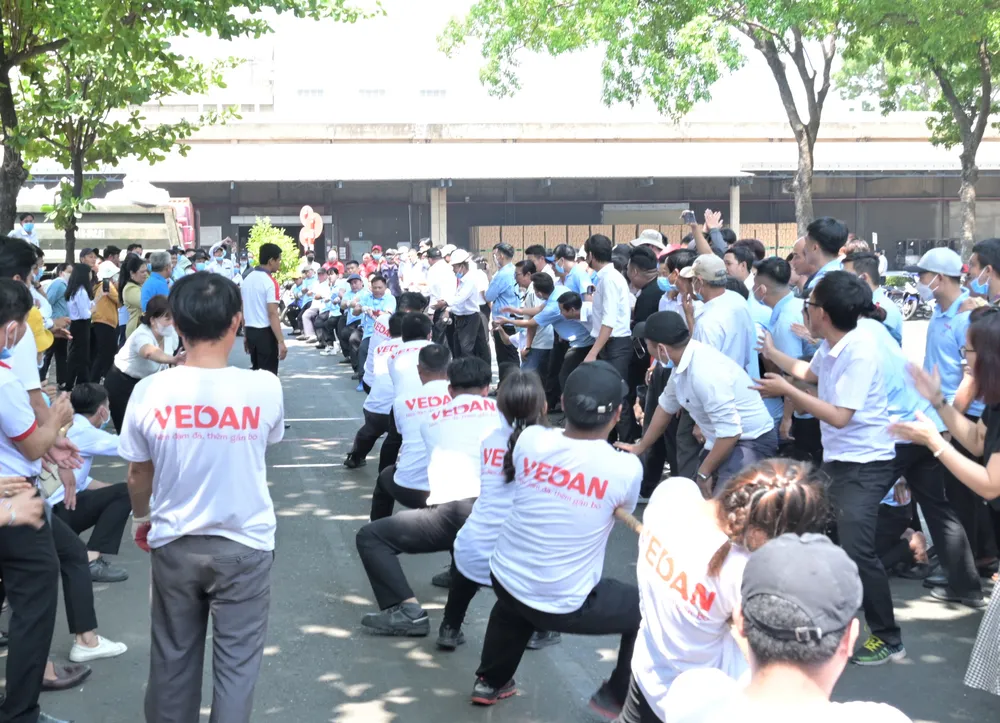 Hội thi kéo co nhận được sự tham gia và cổ vũ nhiệt tình của các nam CB-CNV Hội thi kéo co nhận được sự tham gia và cổ vũ nhiệt tình của các nam CB-CNV