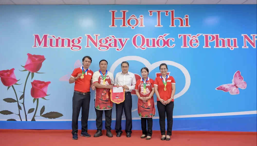 Ông Ni Chih Hao - Tổng Giám đốc Công ty Vedan Việt Nam (áo trắng) trao thưởng cho đội đạt Giải Nhất hội thi “Bữa cơm gia đình” Ông Ni Chih Hao - Tổng Giám đốc Công ty Vedan Việt Nam (áo trắng) trao thưởng cho đội đạt Giải Nhất hội thi “Bữa cơm gia đình”