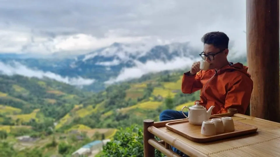 Du khách ngồi thưởng trà và ngắm cảnh tại Riz d”Or - Hoàng Su Phì