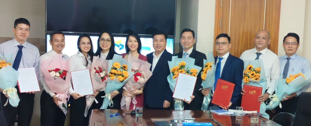 Dàn lãnh đạo đầy nhiệt huyết vừa được bổ nhiệm thuộc khối Ngân hàng Bán buôn của CB Bank Dàn lãnh đạo đầy nhiệt huyết vừa được bổ nhiệm thuộc khối Ngân hàng Bán buôn của CB Bank