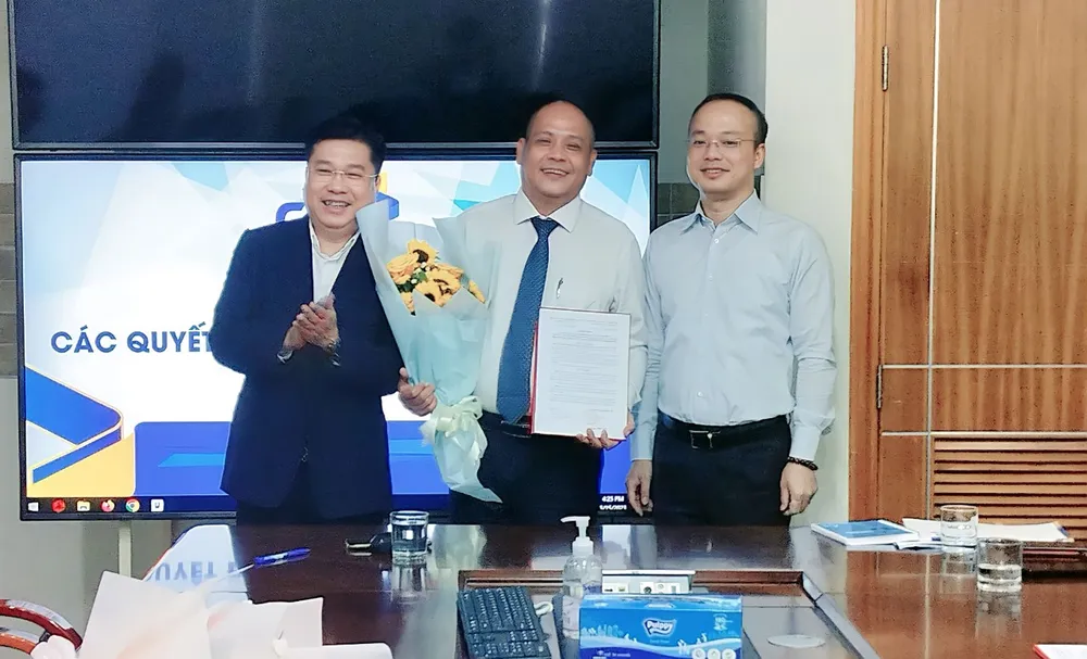Tổng Giám đốc Đàm Minh Đức, Phó Tổng Giám đốc Phạm Quyết Tiến trao hoa và quyết định bổ nhiệm Giám đốc Trung tâm KHDN CB Sài Gòn Tổng Giám đốc Đàm Minh Đức, Phó Tổng Giám đốc Phạm Quyết Tiến trao hoa và quyết định bổ nhiệm Giám đốc Trung tâm KHDN CB Sài Gòn