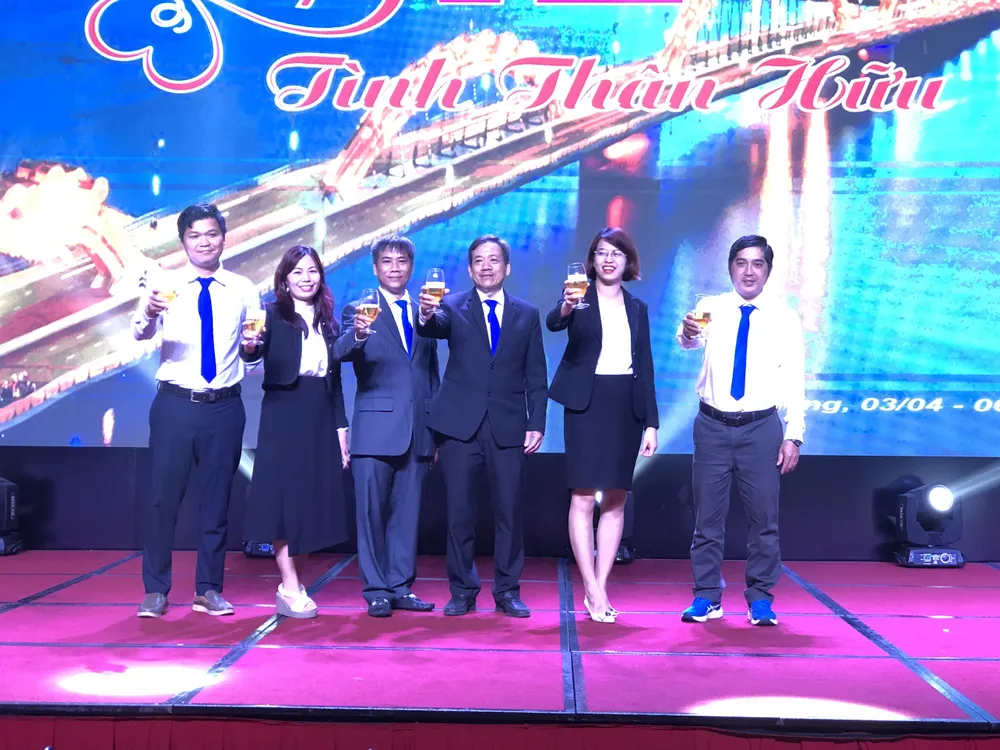 Đại diện lãnh đạo công ty khai tiệc đêm giao lưu