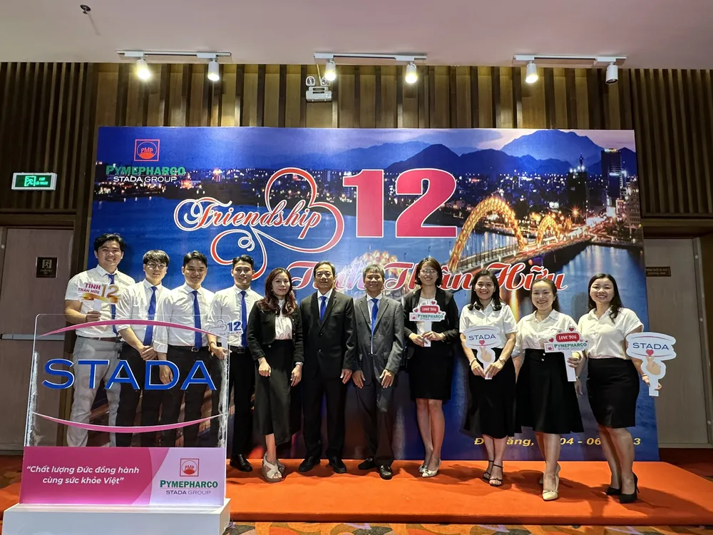 Ban tổ chức chụp hình lưu niệm