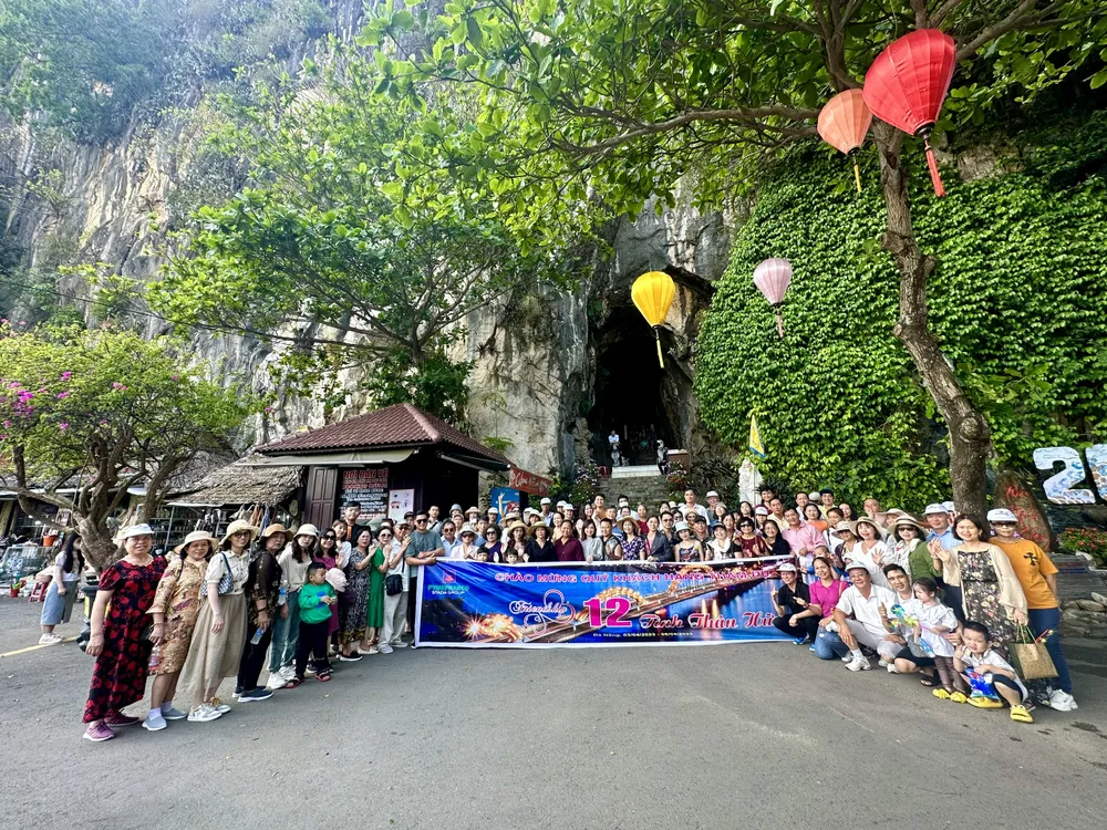 Các khách hàng đến từ các vùng, miền trên cả nước chụp ảnh lưu niệm