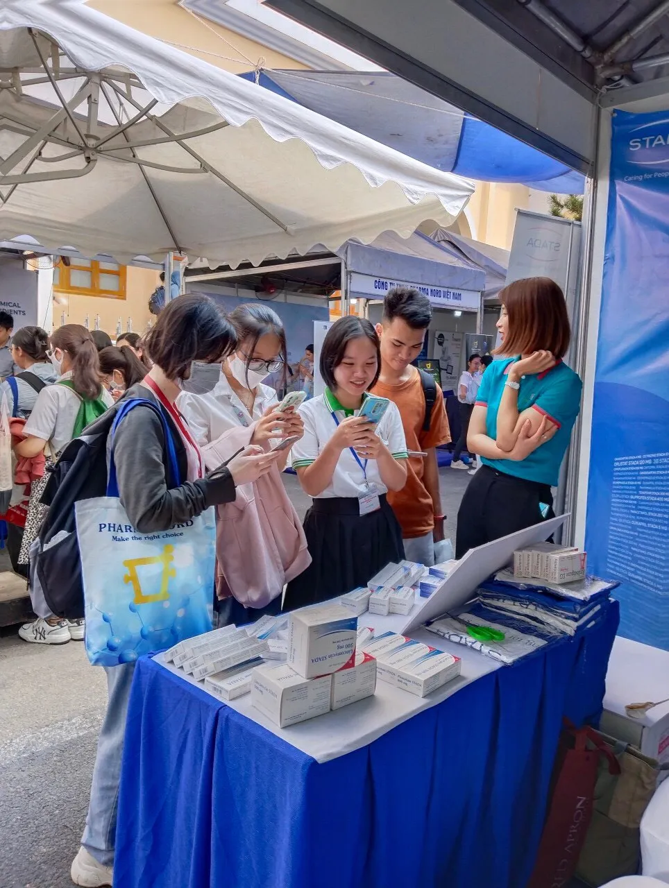 Đông đảo SV tham quan gian hàng của STADA Pymepharco