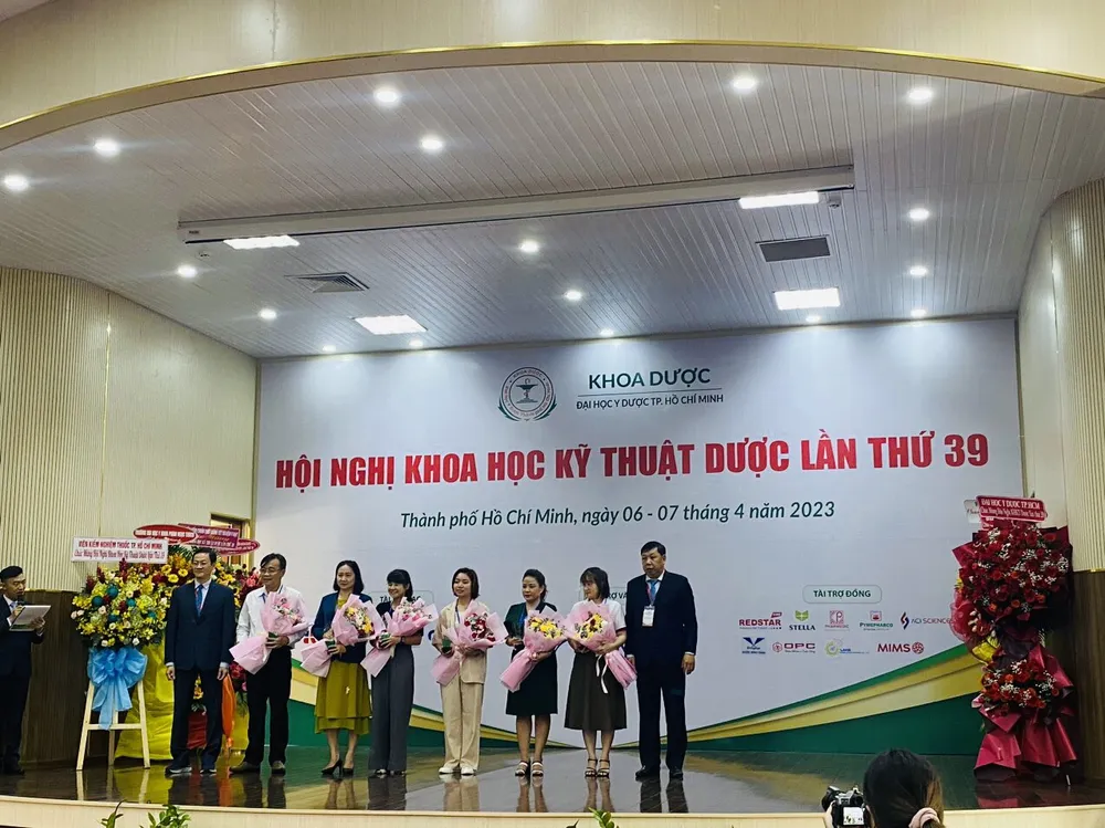 Lãnh đạo nhà trường tặng hoa lưu niệm Lãnh đạo khoa Dược thăm gian hàng STADA Pymepharco Lãnh đạo Viện kiểm nghiệm thuốc thăm gian hàng STADA Pymepharco Đông đảo SV tham quan gian hàng của STADA Pymepharco