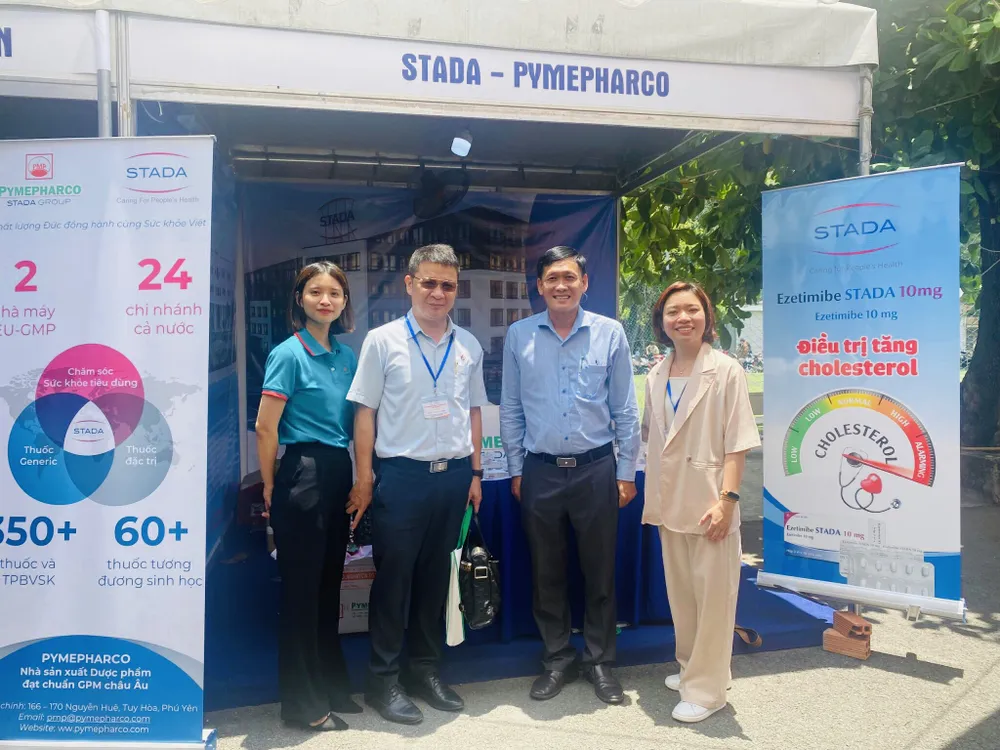 Lãnh đạo Viện kiểm nghiệm thuốc thăm gian hàng STADA Pymepharco Đông đảo SV tham quan gian hàng của STADA Pymepharco