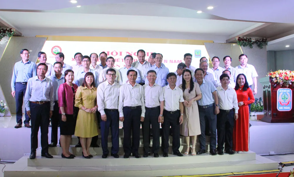 Các đại biểu chụp hình lưu niệm Các đại biểu chụp hình lưu niệm