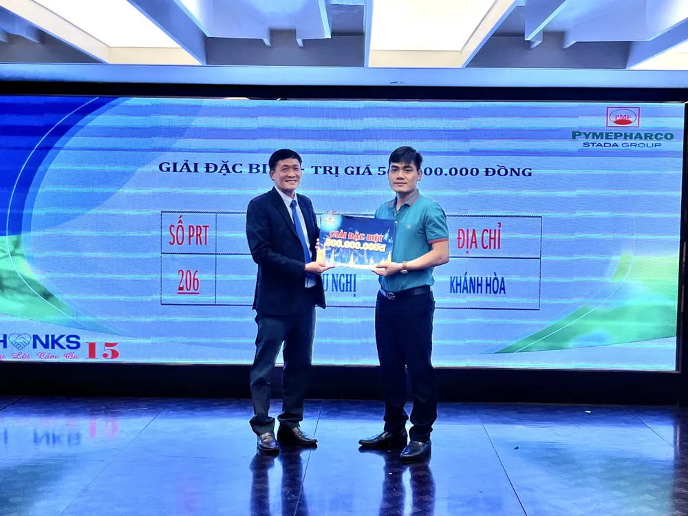 Đại diện lãnh đạo STADA Pymepharco trao thưởng cho khách hàng trúng giải đặc biệt