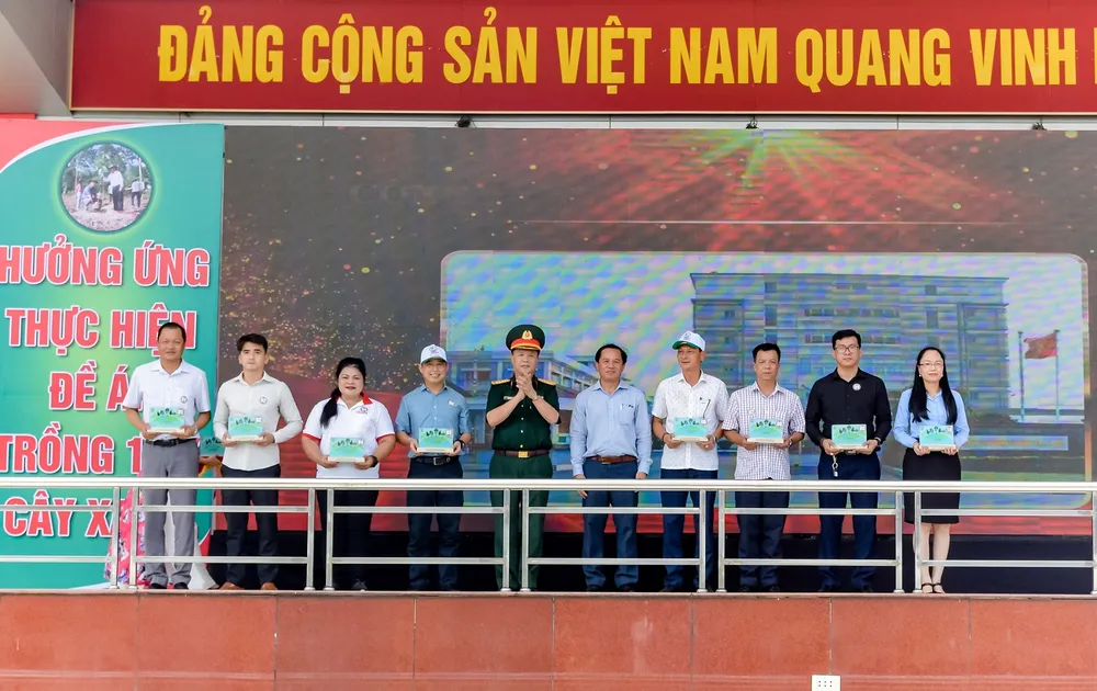 Bà Nguyễn Thu Thủy (thứ 3 trái qua, đại diện Vedan Việt Nam), nhận bảng ghi nhận từ Ban tổ chức chương trình Bà Nguyễn Thu Thủy (thứ 3 trái qua, đại diện Vedan Việt Nam), nhận bảng ghi nhận từ Ban tổ chức chương trình