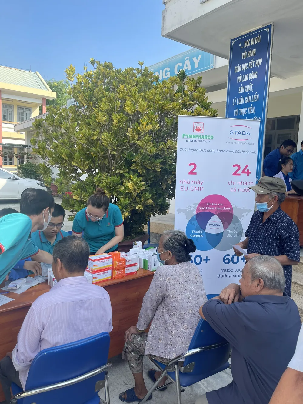 Cấp phát thuốc cho người dân