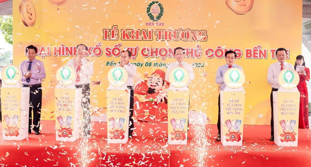 Các đại biểu làm lễ khai trương loại hình xổ số tự chọn thủ công Các đại biểu làm lễ khai trương loại hình xổ số tự chọn thủ công