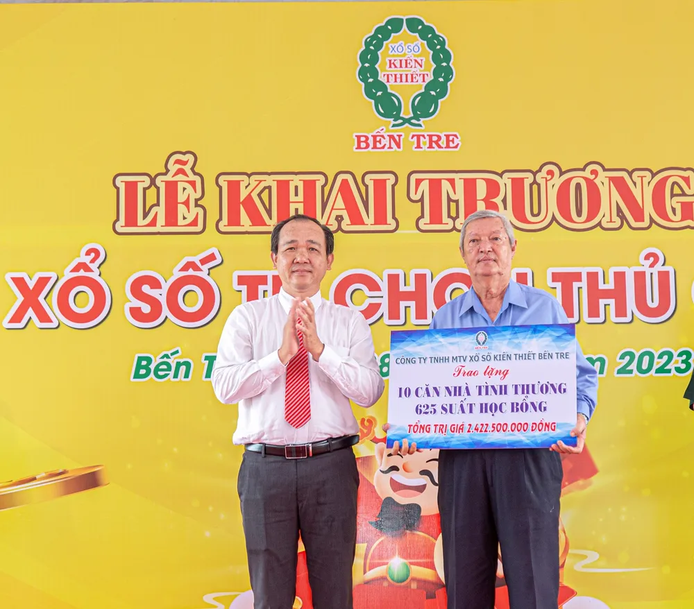 Ông Trần Thanh Tuấn, Chủ tịch kiêm Giám đốc Công ty TNHH MTV XSKT Bến Tre trao bảng tượng trưng đóng góp vào việc an sinh xã hội tỉnh nhà Ông Trần Thanh Tuấn, Chủ tịch kiêm Giám đốc Công ty TNHH MTV XSKT Bến Tre trao bảng tượng trưng đóng góp vào việc an sinh xã hội tỉnh nhà