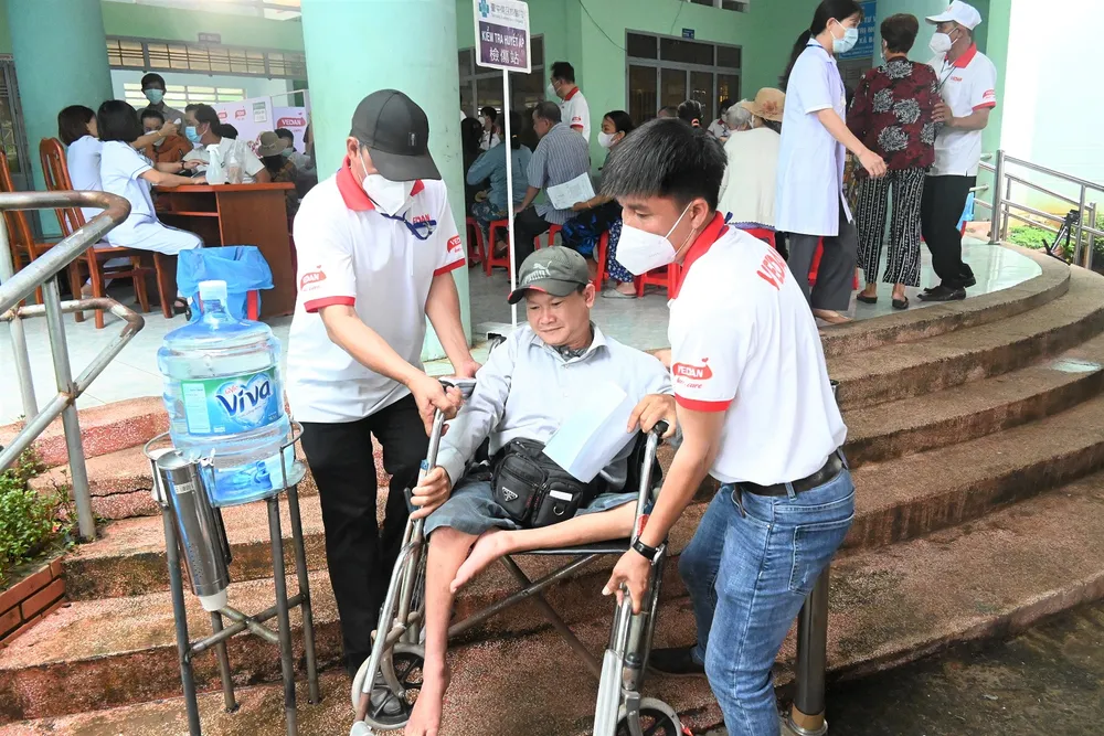 Tập thể nhân viên Vedan Việt Nam luôn nhiệt tình hỗ trợ người dân