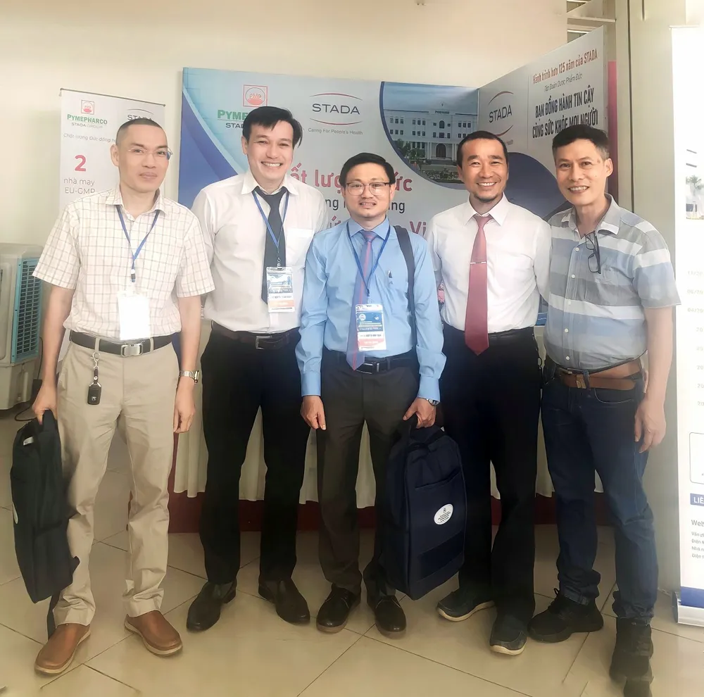 PGS TS Nguyễn Đình Toàn (giữa) - Phó trưởng bộ môn Nội, Trường Đại học Y - Dược Huế cùng đồng nghiệp tham quan khu vực trưng bày PGS TS Nguyễn Đình Toàn (giữa) - Phó trưởng bộ môn Nội, Trường Đại học Y - Dược Huế cùng đồng nghiệp tham quan khu vực trưng bày