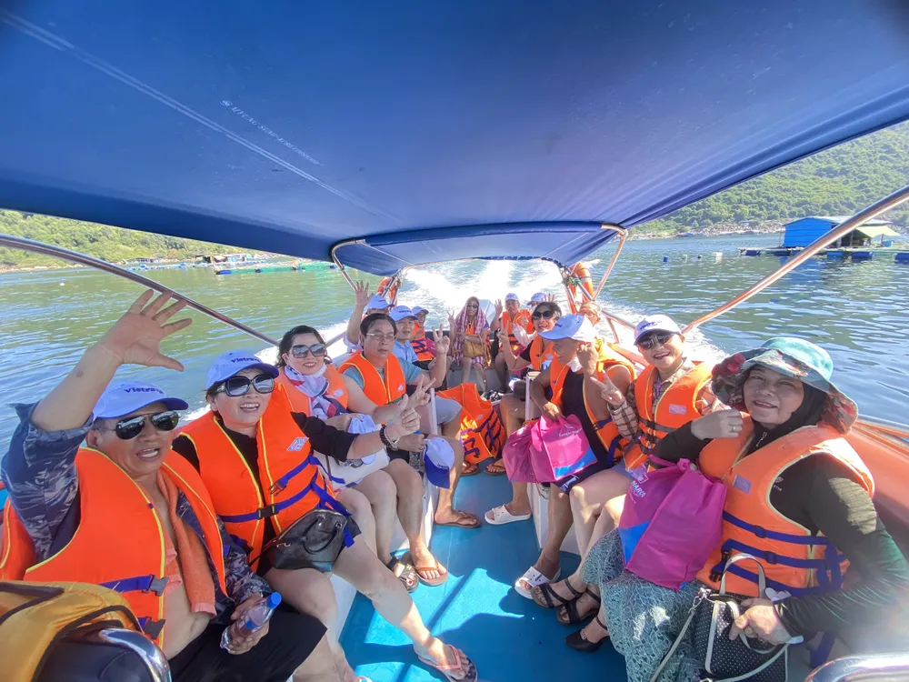 Đi cano ra đảo lặn ngắm san hô