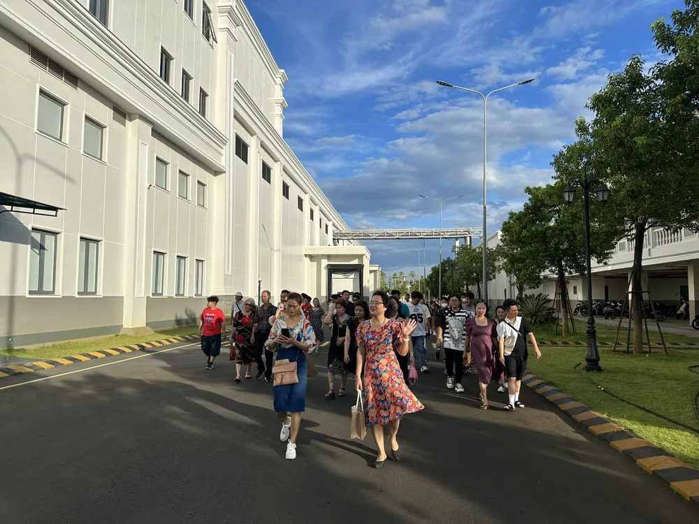 Đoàn tham quan Nhà máy Stada Việt Nam