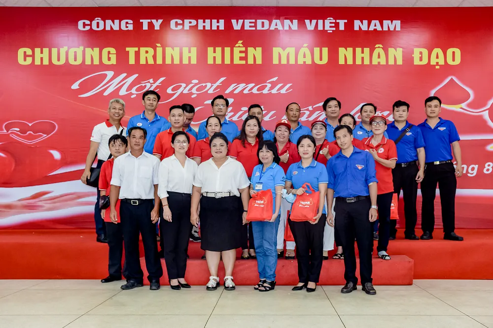 Vedan Việt Nam cùng các cán bộ Hội Chữ thập đỏ và y bác sĩ Bệnh viện Chợ Rẫy TPHCM chụp ảnh lưu niệm
