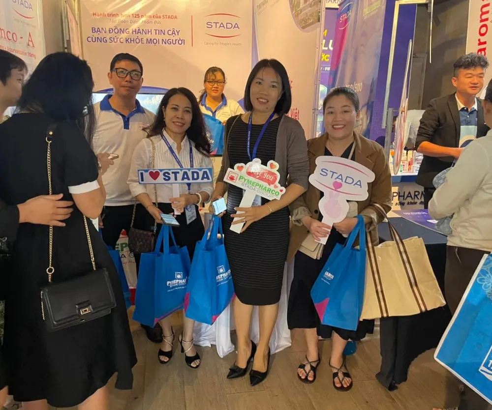 Các đại biểu chụp ảnh lưu niệm tại gian hàng