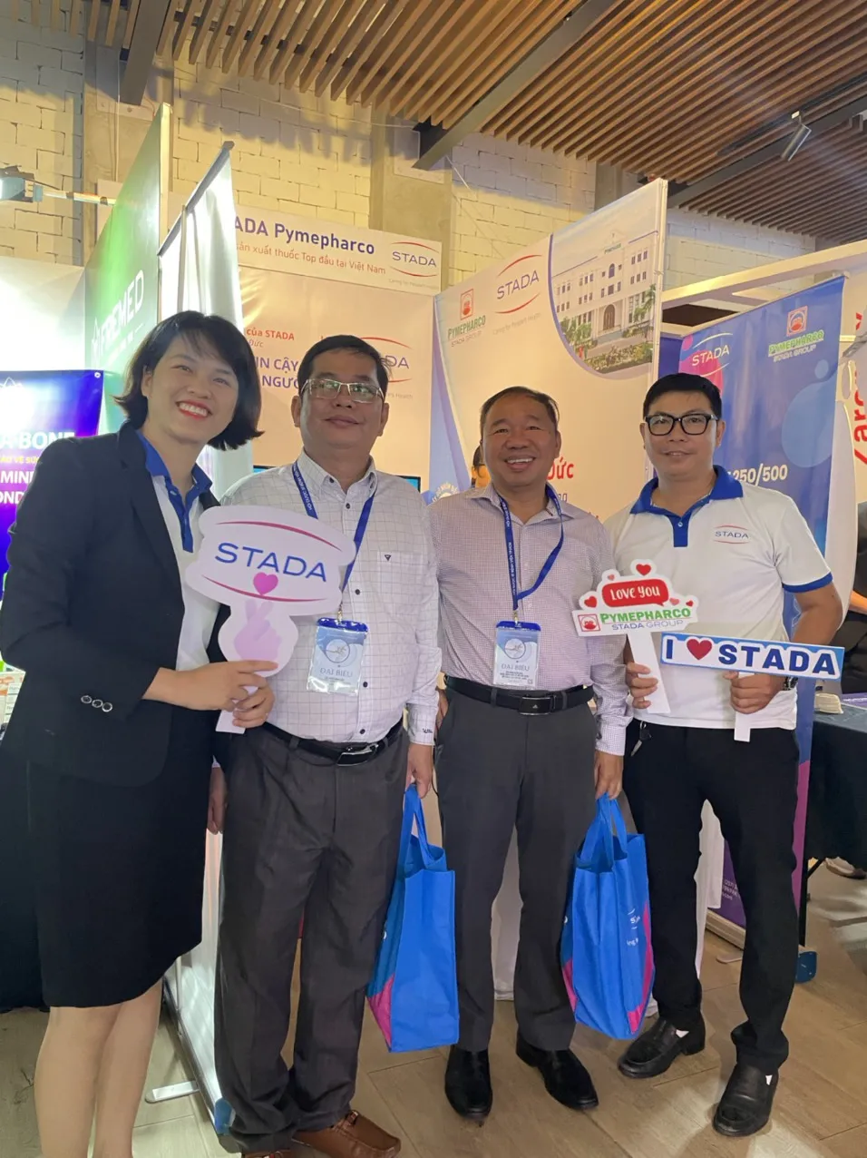 Đại diện Stada Pymepharco chụp ảnh lưu niệm cùng khách mời dự Hội nghị.