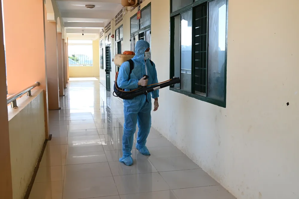 Đội ngũ trung tâm y tế dự phòng đang tác nghiệp tại trường tiểu học