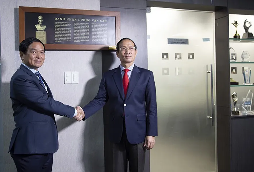 Ông Lê Viết Hải, Chủ tịch Tập đoàn Xây dựng Hòa Bình (trái), khai trương Phòng họp Lương Văn Can Ông Lê Viết Hải, Chủ tịch Tập đoàn Xây dựng Hòa Bình (trái), khai trương Phòng họp Lương Văn Can