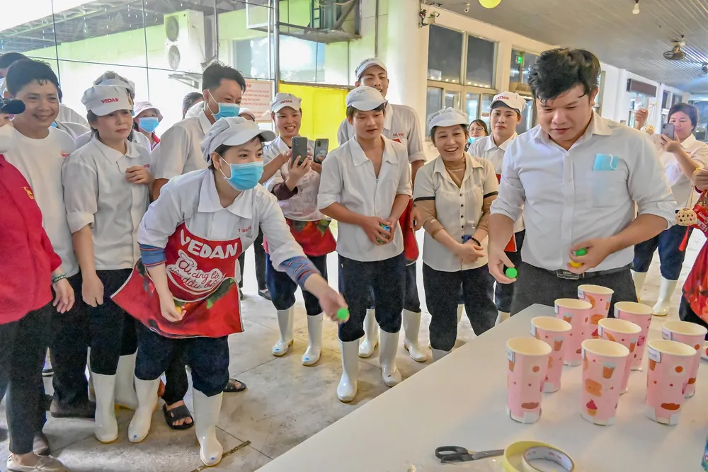 Nhân viên hào hứng tham gia các hoạt động trung thu tại nhà ăn nhân viên vào trưa 28-9