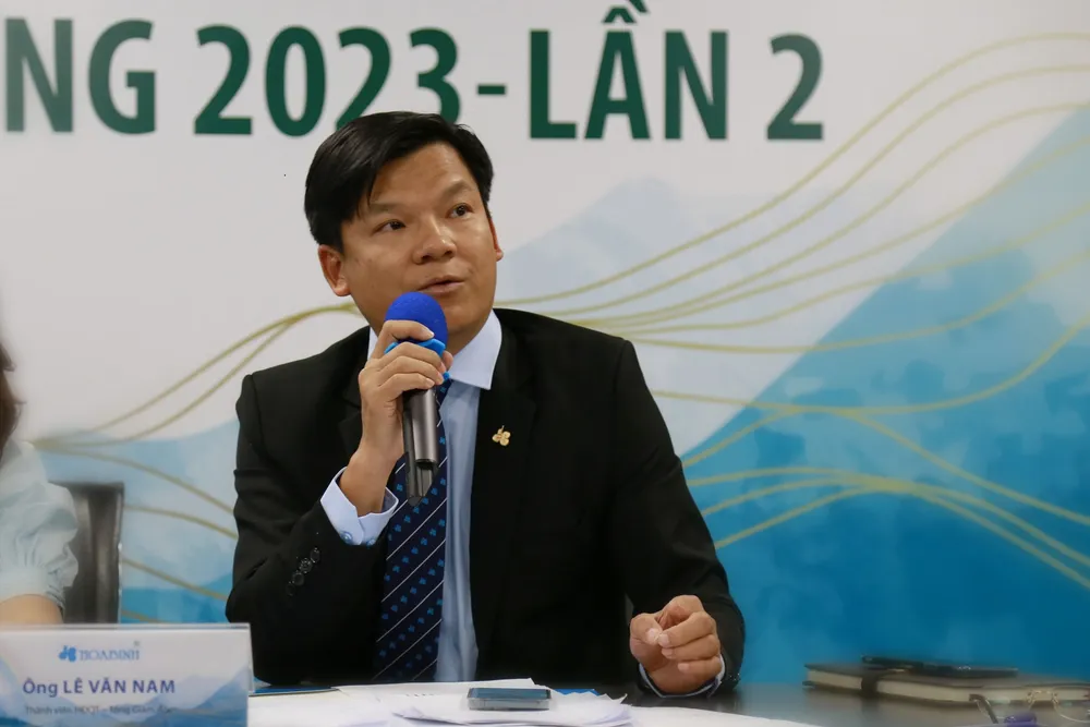 Ông Lê Văn Nam, Tổng Giám đốc Tập đoàn Xây dựng Hòa Bình trả lời các câu hỏi của cổ đông