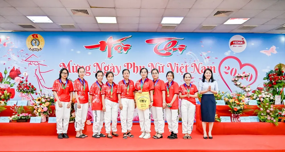 Bà Lê Thị Thanh Nguyệt (áo xanh)- Chủ tịch Liên đoàn Lao động huyện Long Thành (Đồng Nai) - trao giải cho đội đạt giải Ba hội thi nhảy dây nữ