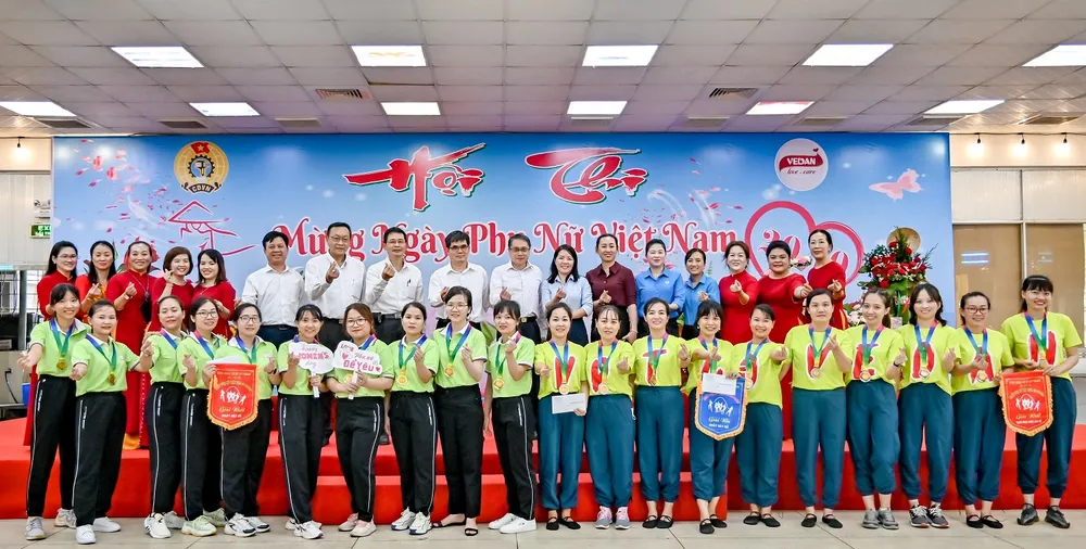 Đại diện Liên đoàn Lao động huyện Long Thành (Đồng Nai) chụp ảnh lưu niệm cùng BGĐ và nhân viên Công ty Vedan Việt Nam