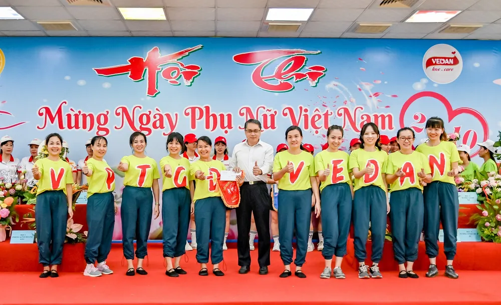 Ông Ni Chih Hao - Tổng Giám đốc Công ty Vedan Việt Nam (áo trắng) trao thưởng cho đội đạt Giải Nhất hội thi trang phục