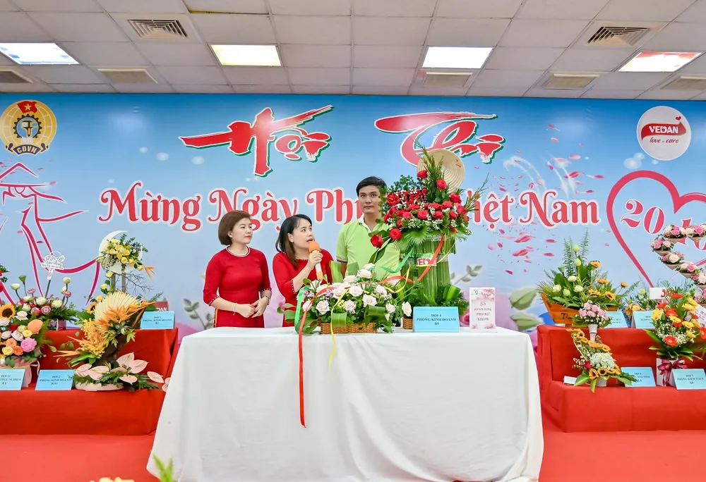 Tác phẩm cắm hoa “Duyên dáng phụ nữ Vedan” của phòng kinh doanh nhằm tôn vinh phụ nữ công ty