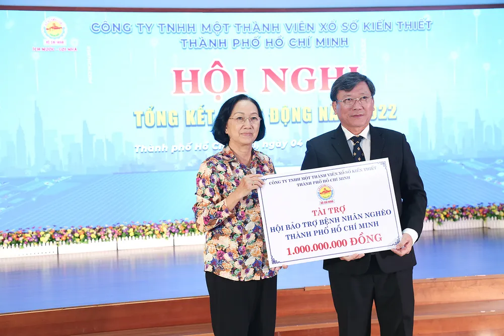 Đại diện lãnh đạo Công ty TNHH MTV Xổ số kiến thiết TPHCM trao bảng tượng trưng ủng hộ 1 tỷ đồng cho Hội Bảo trợ Bệnh nhân nghèo TPHCM Đại diện lãnh đạo Công ty TNHH MTV Xổ số kiến thiết TPHCM trao bảng tượng trưng ủng hộ 1 tỷ đồng cho Hội Bảo trợ Bệnh nhân nghèo TPHCM