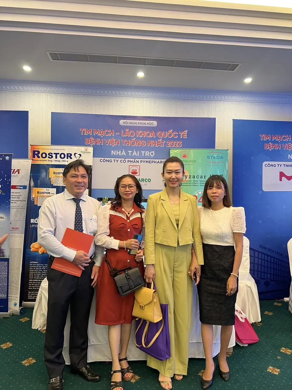 Khách dự Hội nghị chụp ảnh lưu niệm tại gian hàng của Stada Pymepharco Khách dự Hội nghị chụp ảnh lưu niệm tại gian hàng của Stada Pymepharco