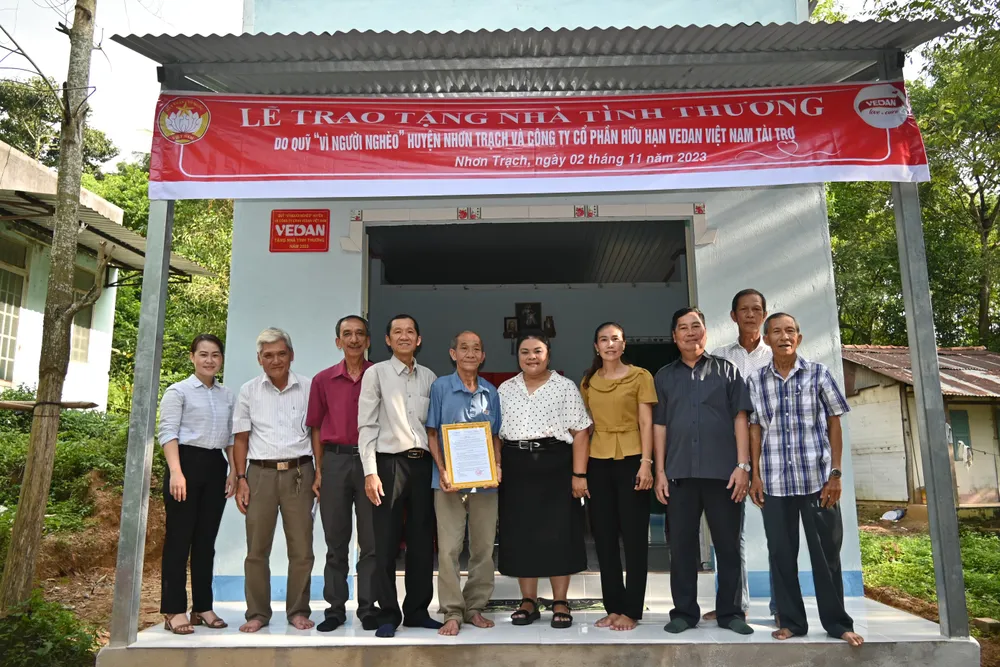 Bà Nguyễn Thu Thủy, Phó Giám đốc Đối ngoại Công ty Vedan (áo trắng) trao tặng căn “Nhà tình thương” cho ông Võ Tuấn Khanh ngụ tại ấp Đất Mới, xã Phú Hội, huyện Nhơn Trạch