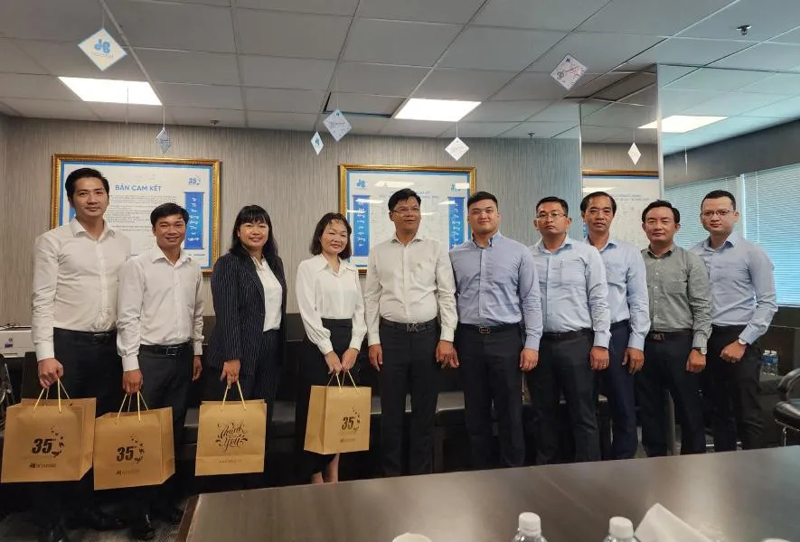 Ban lãnh đạo hai tập đoàn chụp ảnh lưu niệm tại Văn phòng Tập đoàn Xây dựng Hòa Bình Ban lãnh đạo hai tập đoàn chụp ảnh lưu niệm tại Văn phòng Tập đoàn Xây dựng Hòa Bình