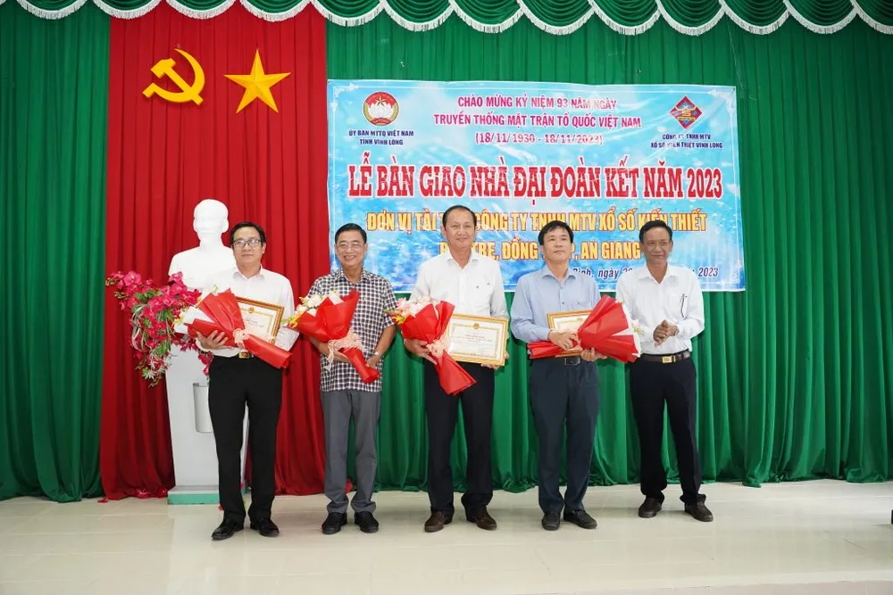 Lãnh đạo Các công ty XSKT (đơn vị tài trợ nhà Đại đoàn kết) nhận hoa từ BTC