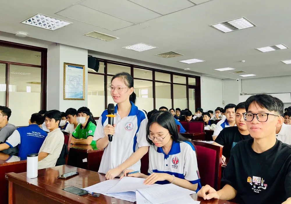 Các bạn sinh viên đặt câu hỏi cùng thảo luận tại buổi chuyên đề