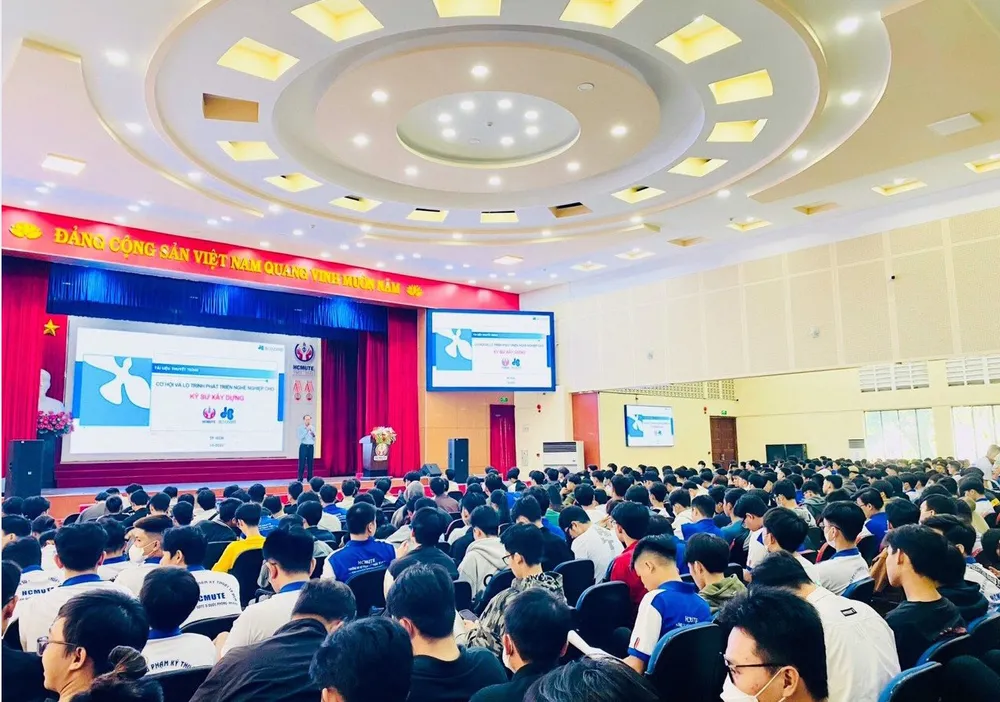 Ông Cao Xuân Tuấn, Trưởng phòng QAQC Tập đoàn Xây dựng Hòa Bình chia sẻ tại Hội thảo Cơ hội và lộ trình phát triển nghề nghiệp của kỹ sư xây dựng