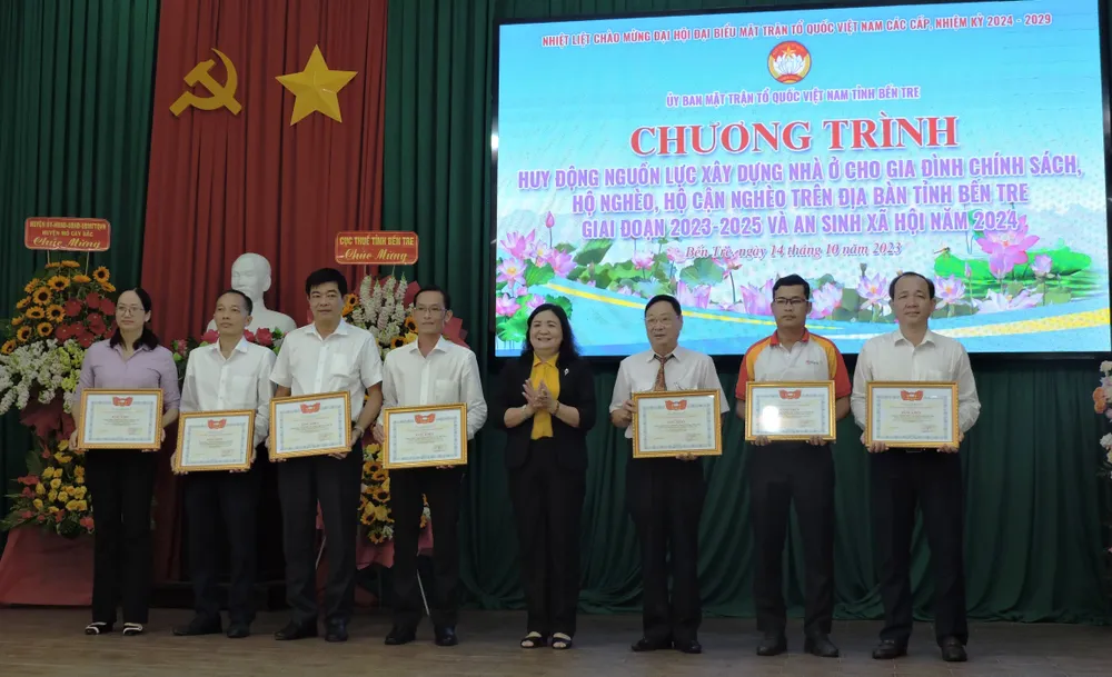 Các đơn vị tài trợ nhận hoa và kỷ niệm chương