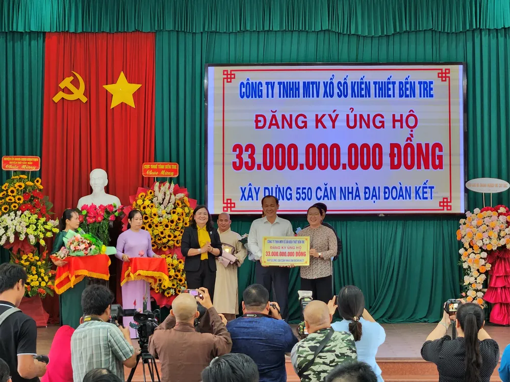 Chủ tịch kiêm Giám đốc Công ty TNHH MTV Xổ số kiến thiết Bến Tre Trần Thanh Tuấn trao biểu trưng ủng hộ cho lãnh đạo Ủy ban Mặt trận Tổ quốc Việt Nam tỉnh Bến Tre.