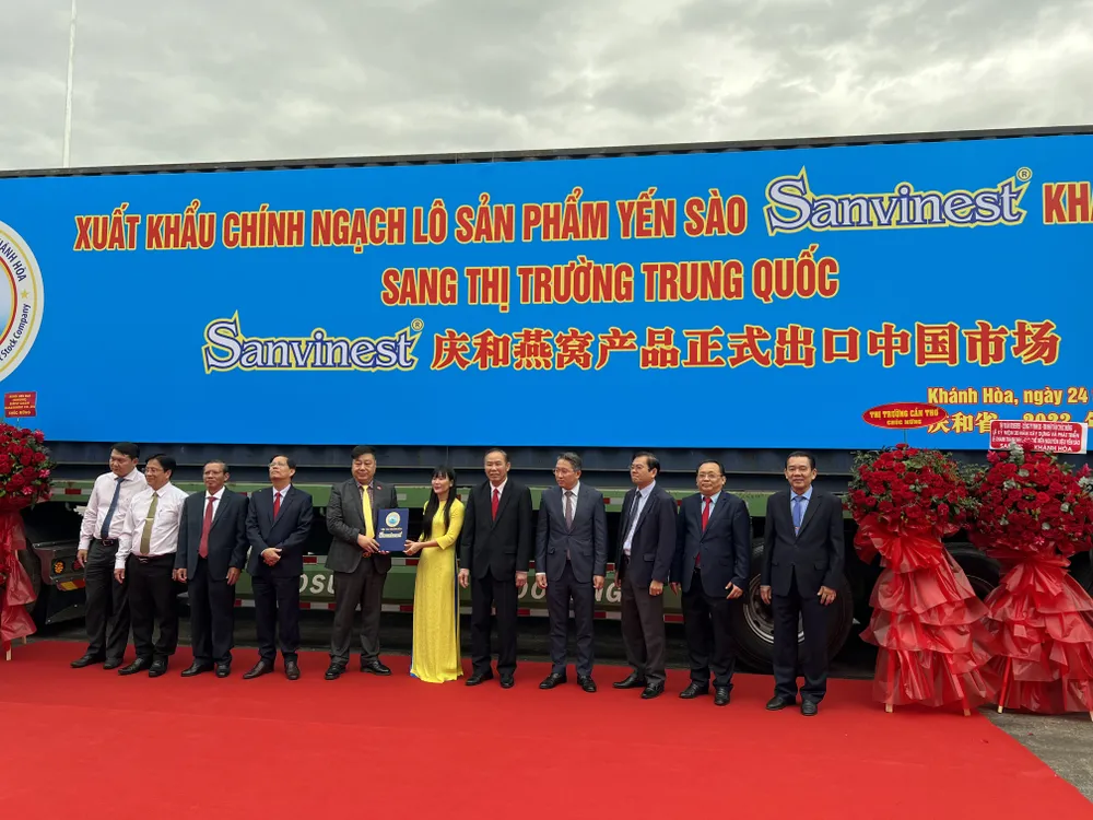 Lãnh đạo công ty trao giấy chứng nhận xuất khẩu lô sản phẩm yến sào sang thị trường Trung Quốc Lãnh đạo công ty trao giấy chứng nhận xuất khẩu lô sản phẩm yến sào sang thị trường Trung Quốc