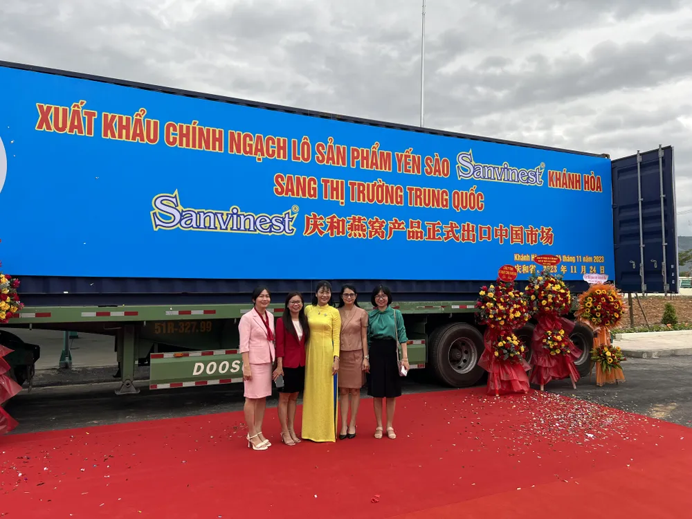 Các CB-CNV Công ty chụp hình lưu niệm tại buổi lễ Các CB-CNV Công ty chụp hình lưu niệm tại buổi lễ