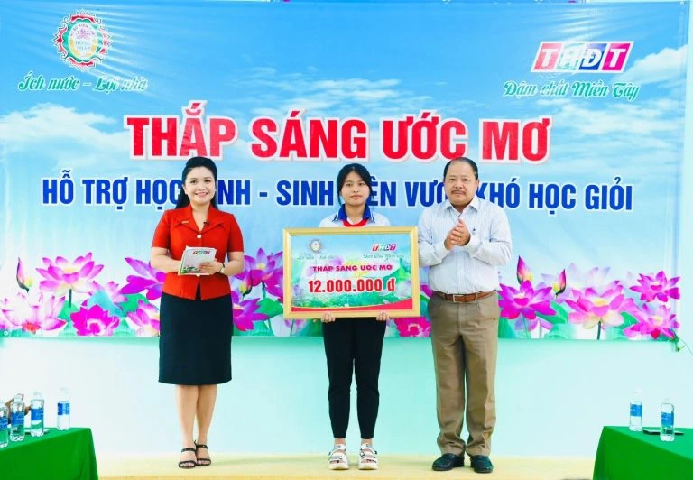 Công ty TNHH MTV XSKT Đồng Tháp trao học bổng “Thắp sáng ước mơ”