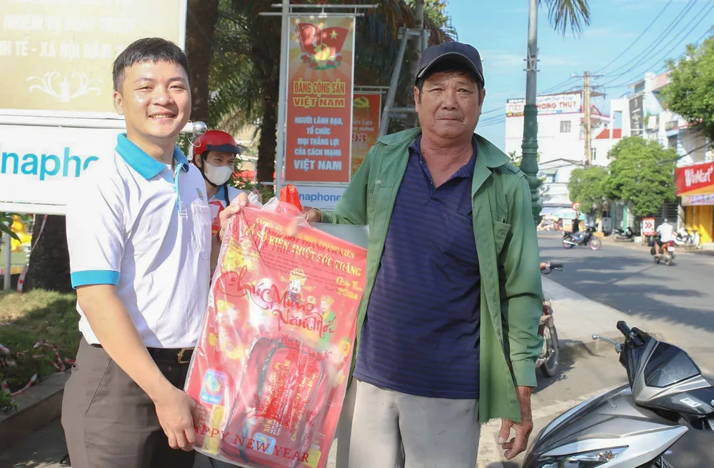 anh-nguyen-tran-le-hien-bi-thu-chi-doan-cong-ty-tnhh-mtv-xo-so-kien-thiet-soc-trang-trao-qua-cho-nguoi-ban-ve-so-dao-512.jpg