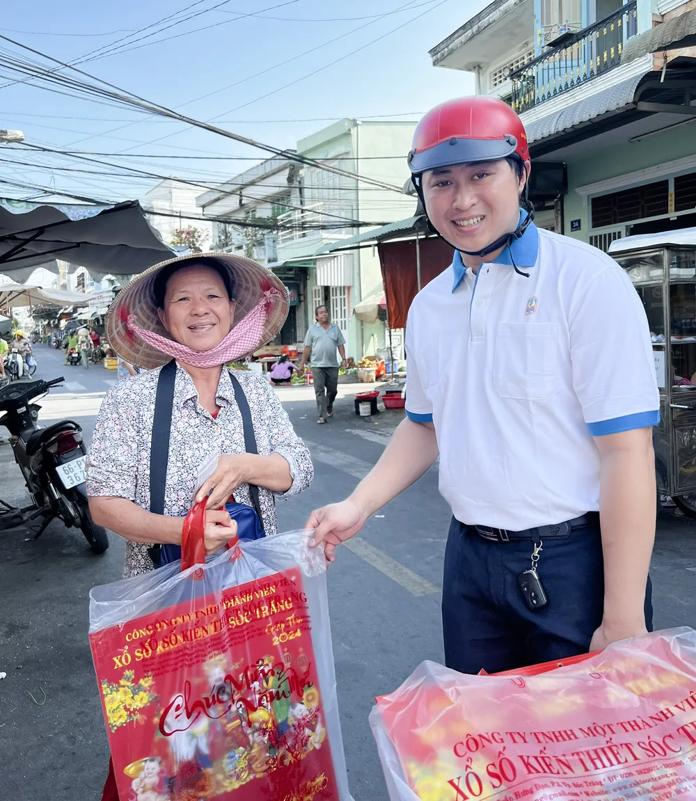 cac-ban-doan-vien-cong-ty-xskt-soc-trang-len-loi-vao-tan-cac-cho-de-tang-qua-cho-nguoi-ban-ve-so-dao-6075.jpg