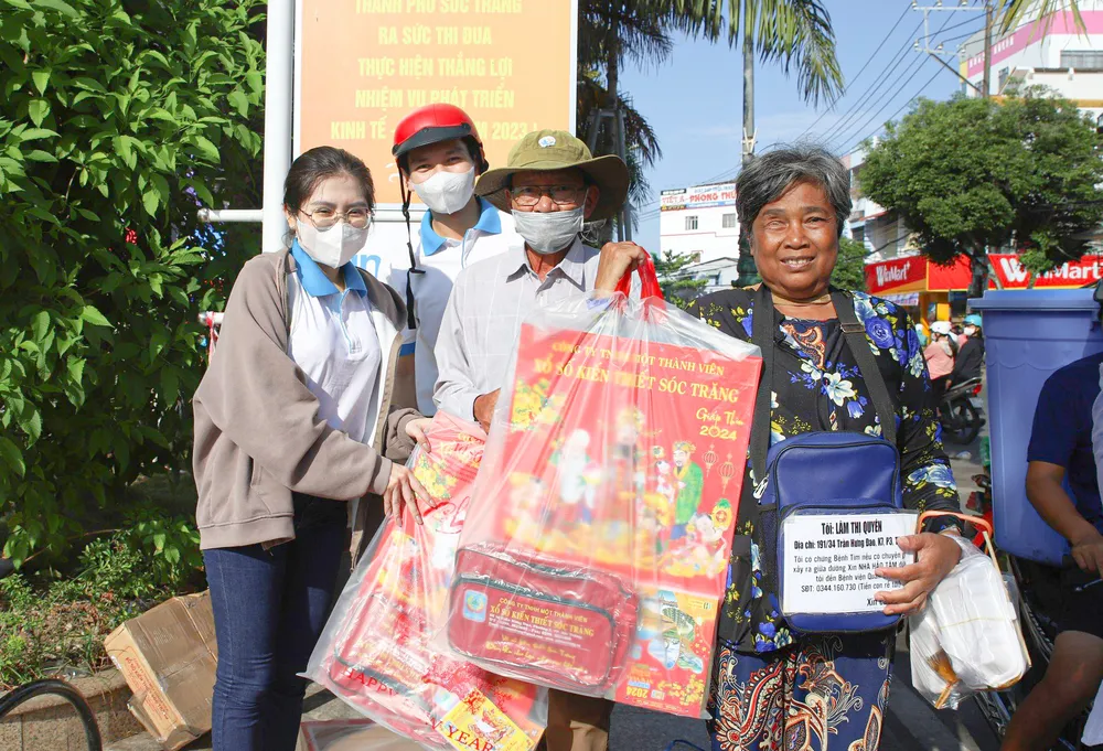niem-vui-cua-nhung-nguoi-ban-ve-so-dao-khi-nhan-duoc-mon-qua-bat-ngo-dip-cuoi-nam-6489.jpg